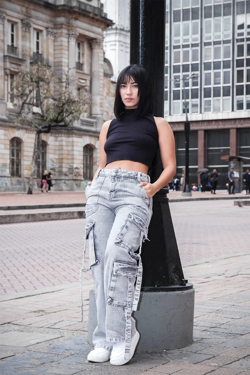 cargo-tres-bolsillos-hebilla-gris-1